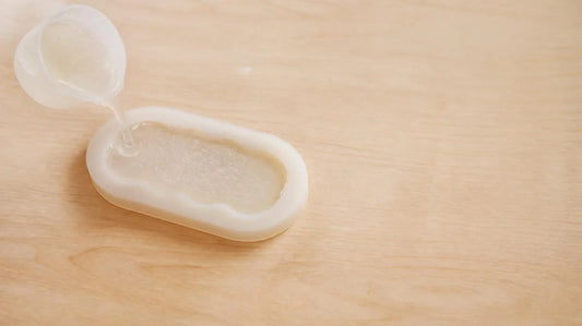 How to Prevent Air Bubbles When Pouring Into Molds - cubicle lb